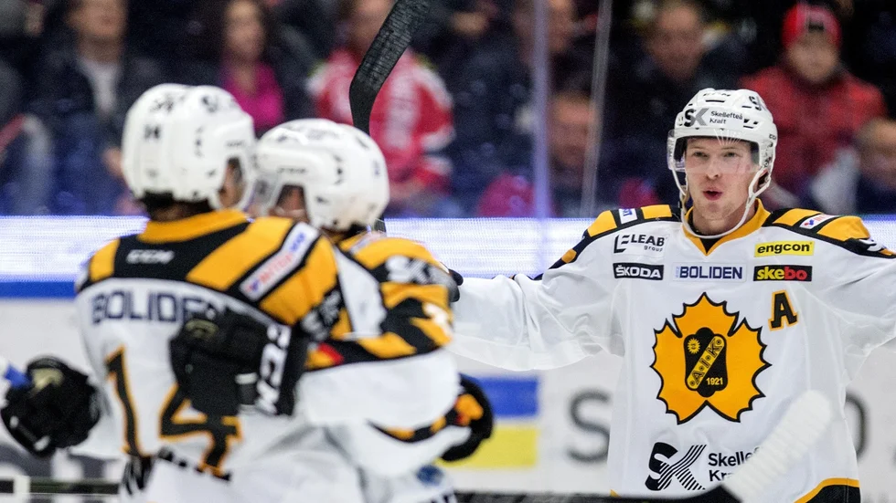 GRATULERAS. Daniel Widing kramas om av Niclas Burström efter sitt första SHL-mål i AIK. Martin Lundberg jublar också. Foto: Bildbyrån