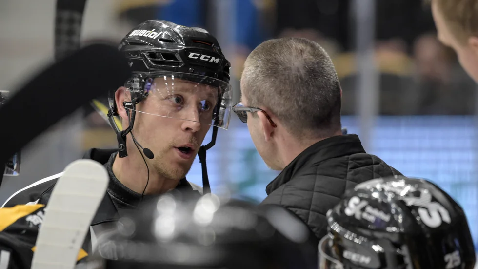 Huvuddomare Andreas Harnebring i samtal med Skellefteå AIK:s Tommy Samuelsson under matchen. Harnebring tyckte inte kontakten med Armalis skedde i målgården. 