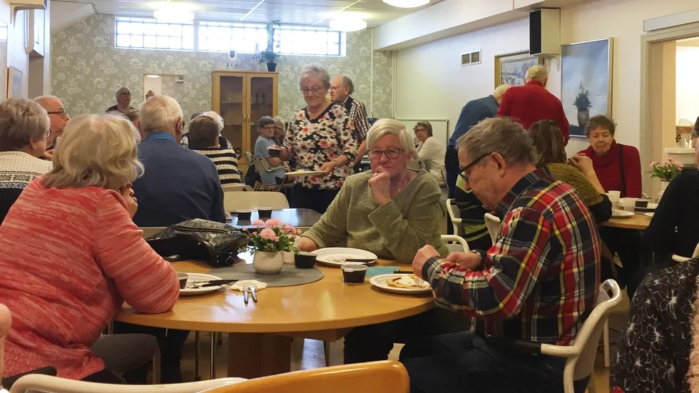 Medlemmarna njöt av våfflorna. Foto: Mona Åhman