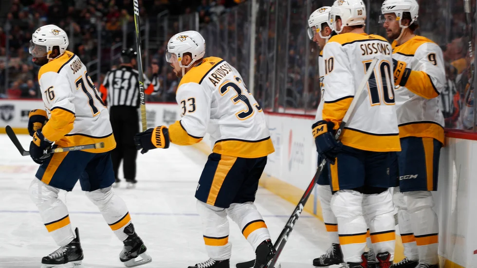 Viktor Arvidsson fortsätter att göra mål i NHL - här firar han sitt 2–0-mål mot Colorado tillsammans med PK Subban, vill vänster.