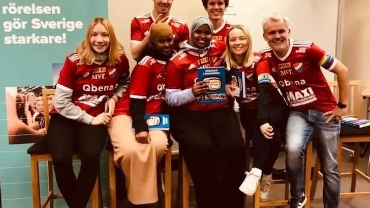 Borens IK föreläste för Smålandsklubbar om bland annat jämställd fotboll. Här ses gänget i lokalen på badhotellet i Tranås.
