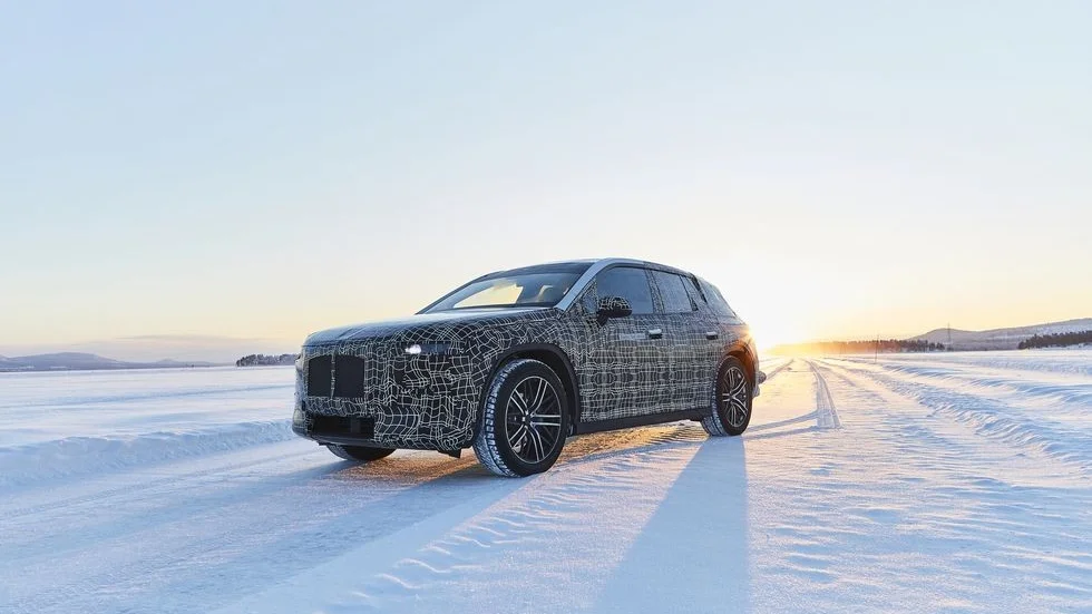 Den kamouflerade bilen testas nu i Arjeplog på snötäckta vägar och frusna sjöar där låga temperaturer och minimal friktion ger värdefull insikt och erfarenhet.