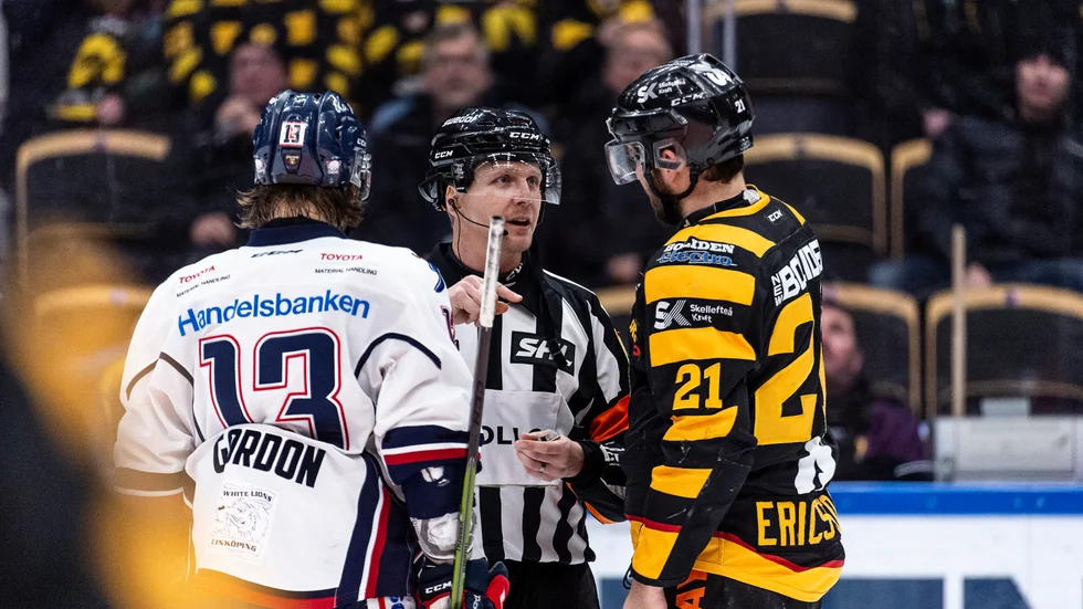Domare Daniel Winge visar Jimmie Ericsson att det gick att se att pucken var två decimeter ovanför ribban när Robin Alvarez styrde pucken i mål. 