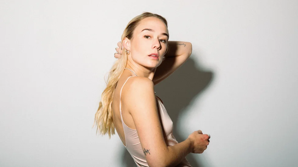 Alba August är aktuell både inom musiken och skådespeleriet.