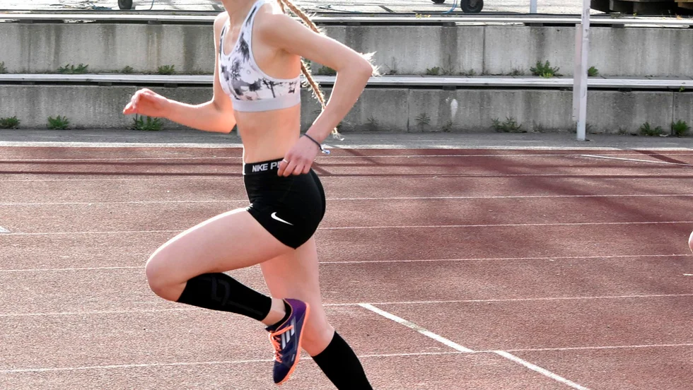 Distriktsrekord, Thea Norlund gjorde ett imponerande lopp på 3 000 meter i Haparanda. Foto: Roger Lindström.