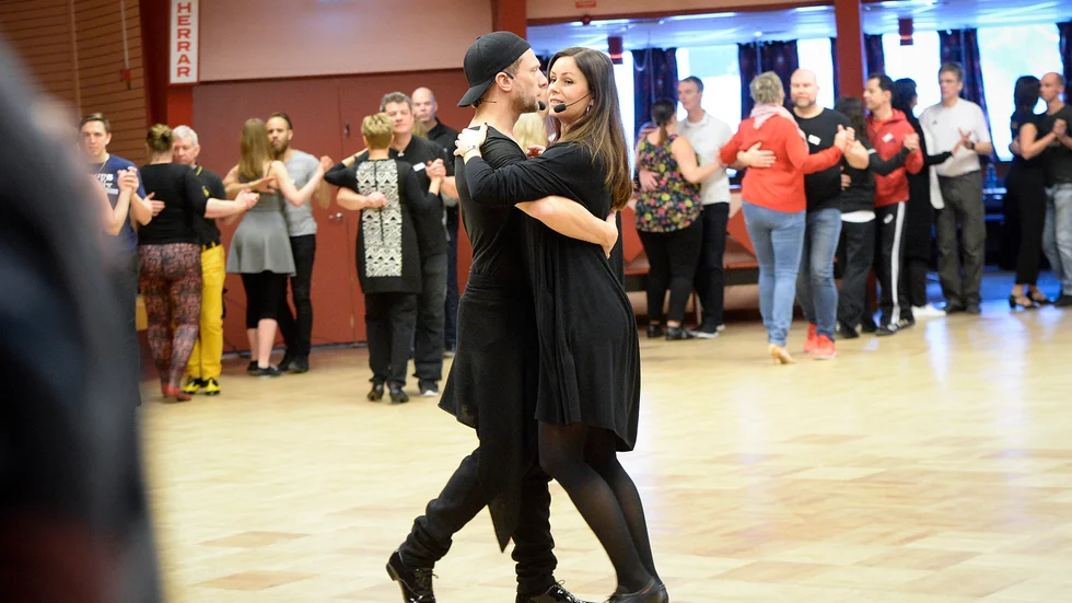 Smooth Fox. Gästinstruktörerna Tobias Wallin och Helena Fransson, båda kända från TV-programmet Let's dance, ger instruktioner. Foto: Carina Kvist.
