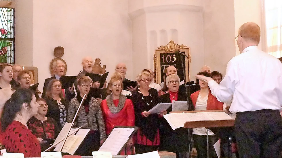 Stämningsfullt. Vid gudstjänsten medverkade bland annat kyrkokören, här under ledning av Mikael Lindberg. Foto: Picasa.