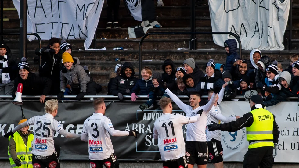 Alexander Mutic satte dit 2-0 i den 89e matchminuten. Då släppte allt och Maif-spelarna kunde börja fira seriesegern ihop med sina unga supportrar på läktarplats. Nästa år väntar år spel i Ettan för Motala AIF.