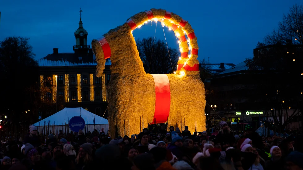 Många tog tillfället i akt och besökte invigningen av Gävlebocken på Stortorget i Gävle.