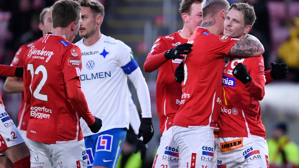Degerfors Johan Bertilsson, höger, kramas om av Victor Edvardsen efter 1–0-målet i storsegern hemma mot IFK Norrköping på Stora Valla.