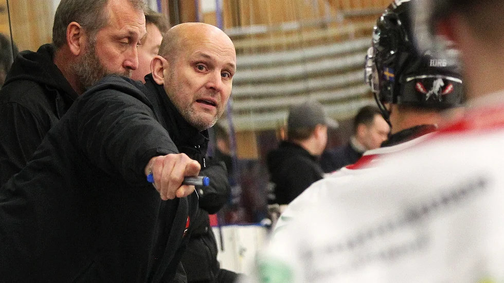 Tony Zabels Vita Hästen har på fredagskvällen en tuff bortamatch i Nobelhallen.