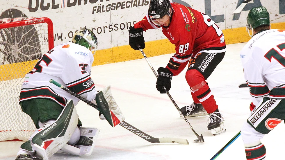 Alexander Ljungkrantz sparade inte på målkrutet utan nätade direkt i sin debut för Vita Hästen.