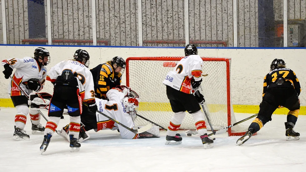 4–0. Emelie Jönsson (nr 15) trycker in pucken bakom Luleås duktiga målvakt Carolin Karlsson. Foto: Carina Kvist.