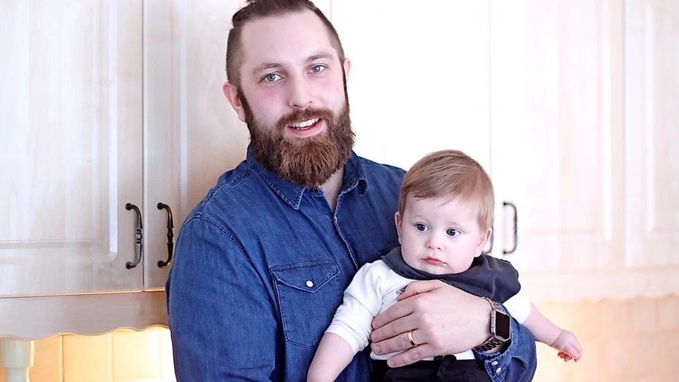 Pappaledig. Oscar ska vara hemma med Melker i ett halvår, sedan tar sambon Martina över föräldraledigheten igen. Foto: Evelina Eriksson.