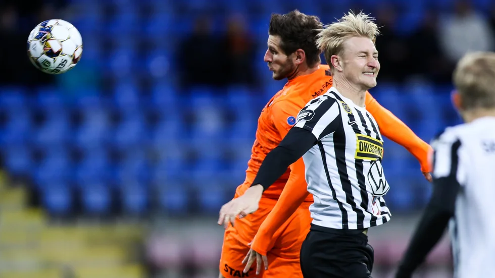 AFC:s Ashley Coffey i duell med Landskronas Viktor Wihlstrand.