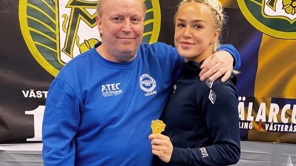 Nova Bergman firar sin guldmedalj med sin tränare Mikael Pettersson.