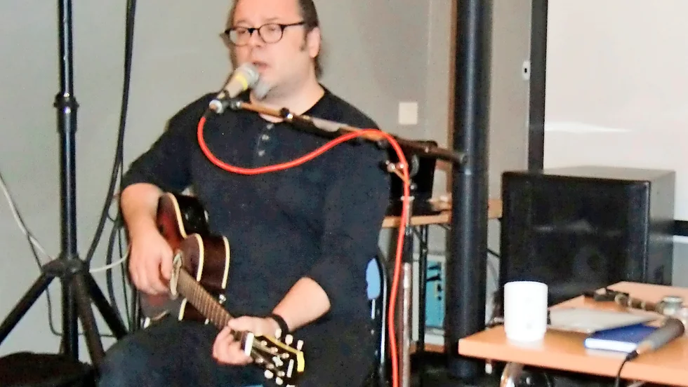 Trubadur. Tomas Lidström underhöll med sång och gitarrspel vid årsmötet.