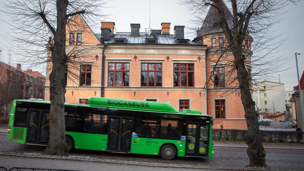 Sprickor i fasaden och murbruk som rasar in från taket. Det är något av det som har drabbat Södermanland- Nerikes nation de senaste månaderna. Nu larmar de om att nationen kan skaka sönder om inte kommunen förbjuder bussar i S:t Olofsbacken.