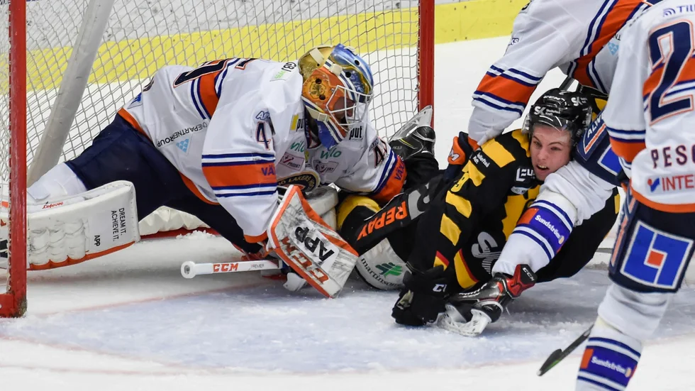 Pigg. Tim Söderlund var pigg mot Växjö och borde kanske fått med sig några utvisningar till. Här framför Viktor Andrén. Foto: Erland Segerstedt/TT.