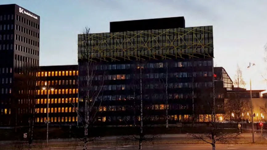 I skymningsljus. Påbyggnaden förelås ha ett glänsande raster som ger ett ändrat sken beroende på ljus. Foto: Collage Arkitekter.