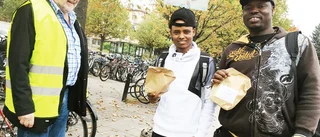 Bussresenärer fick gratis frukost av kommunen