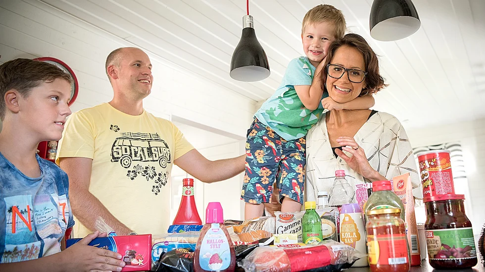 Halvfabrikat. Jonah, Christoffer, Jesse och Petra visar upp några av produkterna som inte kommer att finnas i köket under det närmsta året. Foto: Lars Eriksson.