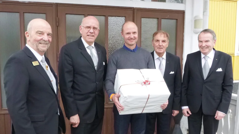 Gåva. Christer Nederstedt, Hjältarnas Hus, tar emot 10 000 kronor från Odd Fellow-bröderna i Aktieklubben Fem odds. Från vänster; Tor-Björn Waldemark, Johnny Stenlund, Karl-Erik Holmberg och Karl-Gunnar Pettersson. Saknas på bilden gör K.Göran Hedsberg.