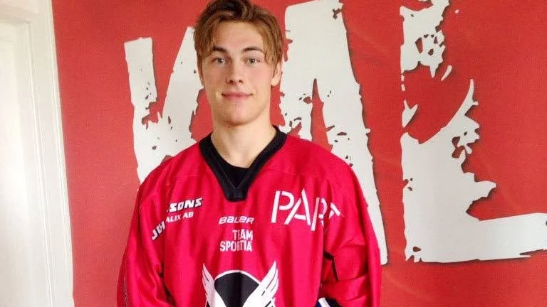 Klart. Skelleftesonen Julian Edström kommer spendera den kommande säsongen i Kalix HC. Foto: Kalix HC.