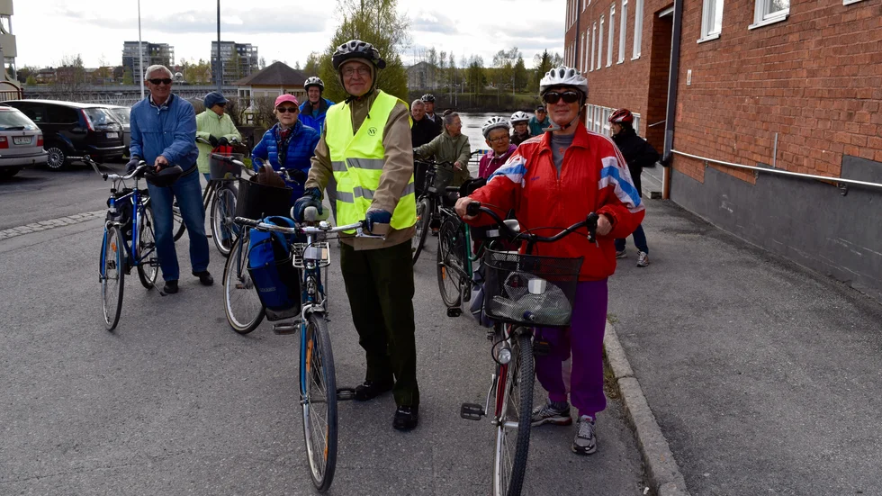 Mot nya mål. Eje Marklund, Pia Risan och de andra är på väg till fallen i Klintforsån. Foto: Elisabeth Eriksson.