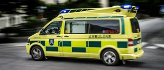 Yngre kvinna till sjukhus – hjälptes ut av brandmän