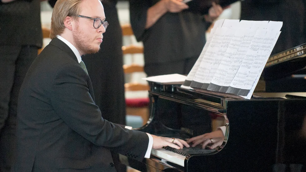 Medverkade. Pianisten och organisten Daniel Larsson.