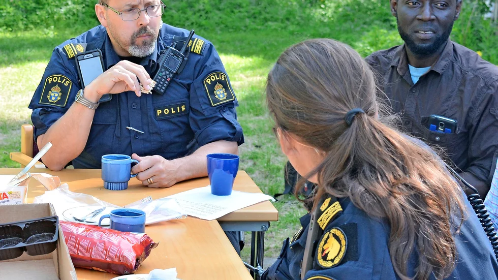 Fikaträff. Per Fhärm från polisen och Michael Patterson på Lövånger integrationscenter fick ett samtal vid insatsen. Foto: Karin Israelsson.