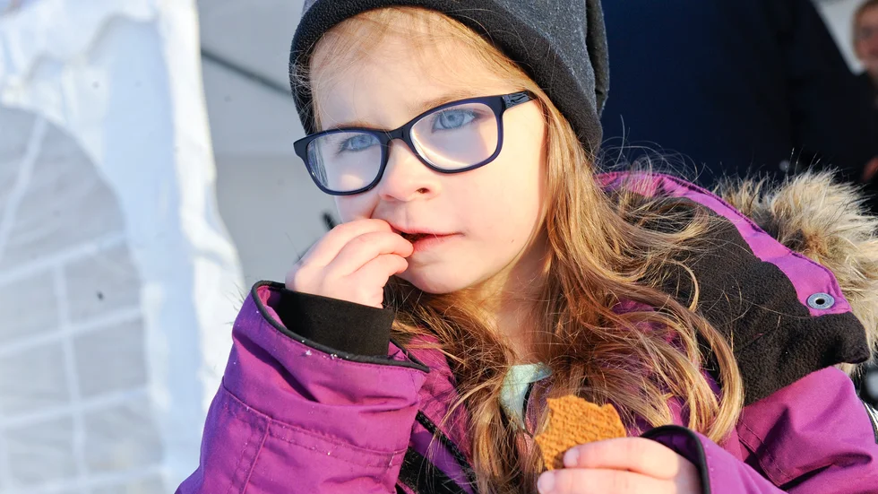 Mums. Linnea Persson tyckte det var gott med pepparkakor och varm saft. Foto: Carina Kvist.