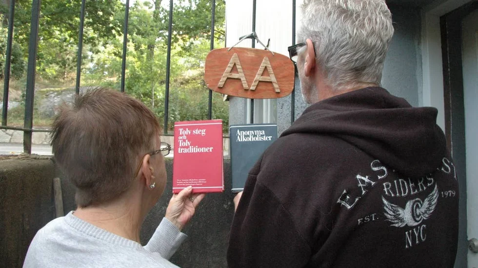 Anna och Yngve i Anonyma Alkoholisters Auroragrupp i Finspång, med böckerna "Tolv steg och tolv traditioner samt "Anonyma Alkoholister", som är skriven av alkoholister, för alkoholister.