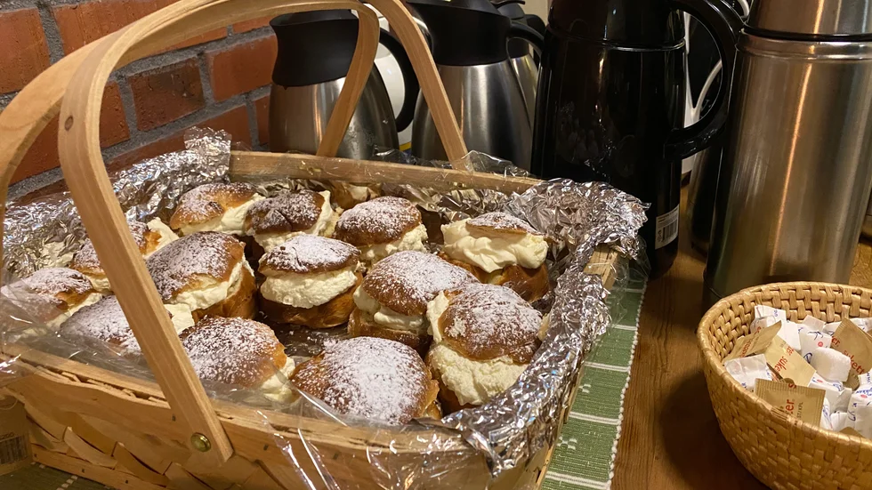 Medlemmarna i SKUT i Vadstena hade bakat 120 semlor.