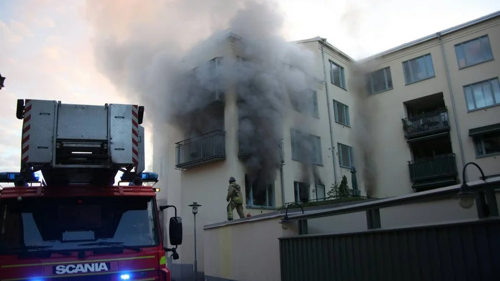 Lägenhetsbrand. På Prästgatan räddades en kvinna av grannarna när dte började brinna.