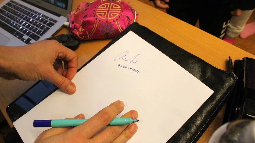 Många elever passade på att få en autograf av Anna Laurell Nash.