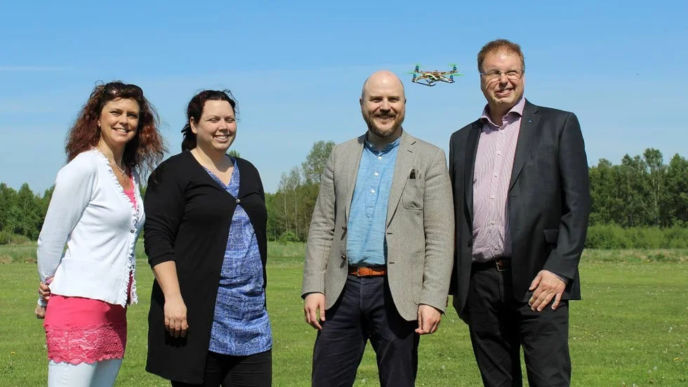 Riksdagsledamöterna Mathias Sundin, Östergötland, Emma Carlsson Löfdahl, Jönköping, Bengt Eliasson, Halland och Christina Örnebjär, Örebro gjorde på måndagen ett besök på FK Gamen för att lära sig mer om drönare och diskutera rådande lagar och regler.