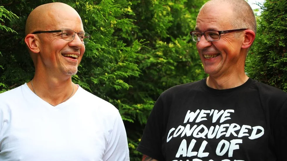 Tvillingbröderna Magnus Ström (till vänster) och Håkan Johansson fyller 50 år i dag, lördag.