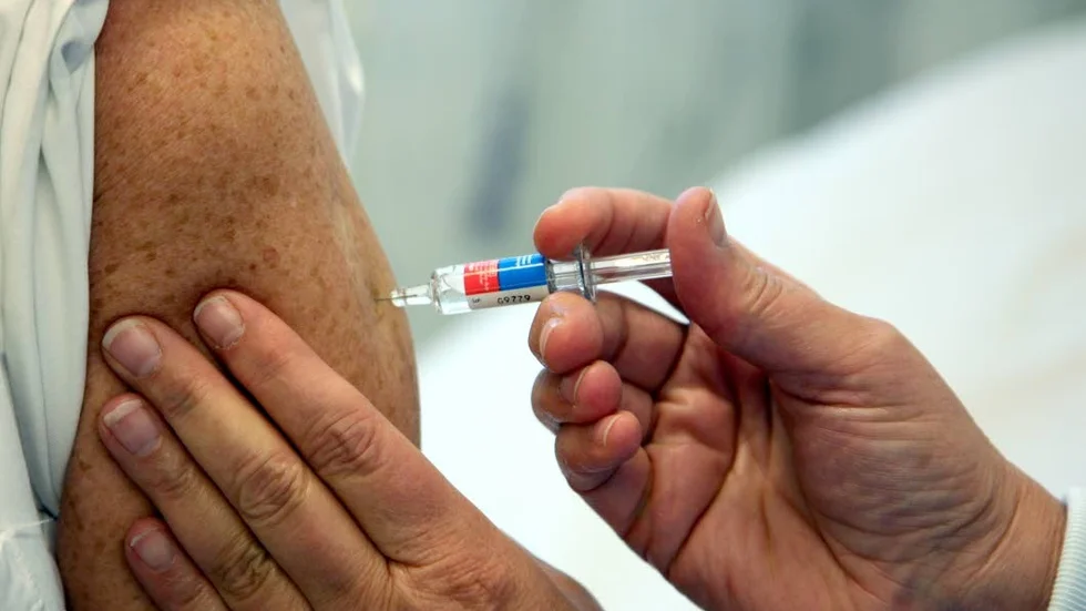 Vaccinering. Än är det inte för sent att ta en spruta för att slippa influensan. Vinterns utbrott kan bli kraftigt.