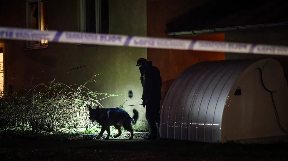 Polis med hund undersöker ett område i stadsdelen Fröslunda i Eskilstuna på lördagskvällen. Vissa beslag har gjorts, enligt åklagare. Arkivbild.