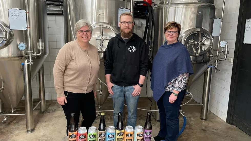 Riksdagsledamöterna Maria Gardfjell (MP) till vänster och Catarina Deremar (C) besökte Leufstabruk bryggeri för att informera sig om hur verksamheten fungerar för små oberoende bryggerier. I mitten Håkan Lindberg, en av huvudägarna till bryggeriet.