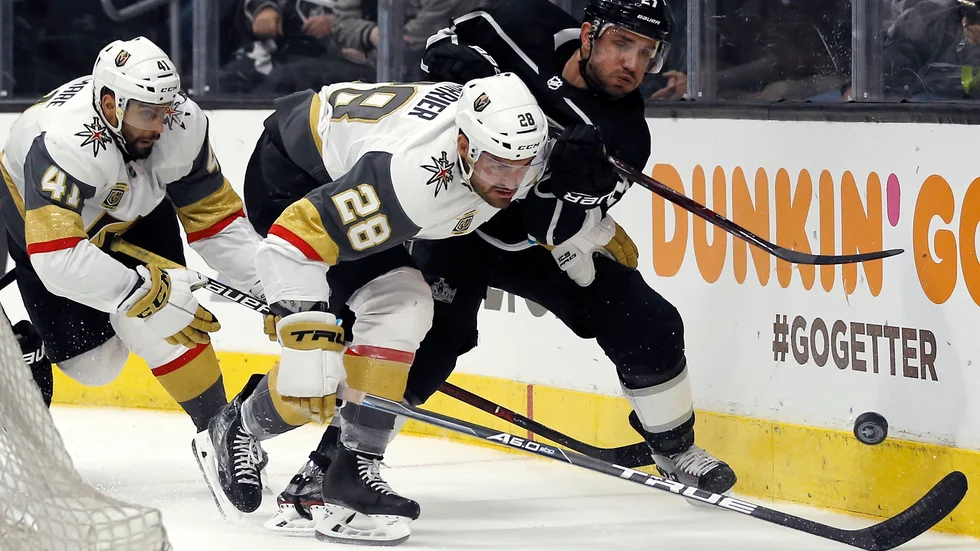 HÅRT JOBB.  Pierre-Edouard Bellemare (vänster) krigar om pucken tillsammans med lagkamraten William Carrier och Los Angeles-spelaren Alec Martinez. 