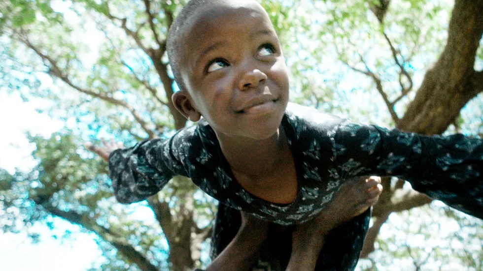 Eliezel Ochieng från Kisumu, Kenya, är ett av alla barn som tvingas att anpassa sitt liv till de dramatiska konsekvenserna av klimatförändringarna.