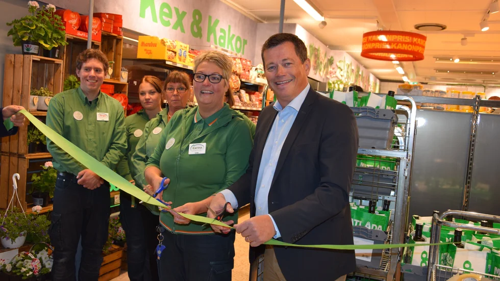Carina Wikström, butikschef, och Thomas Johansson, vd Coop Nord, var glada över att kunna nyinviga Coop-butiken i Lövånger.