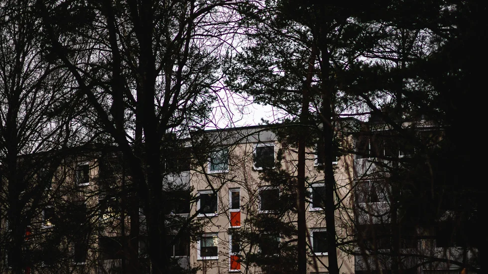 En stor polisinsats har pågått kring adressen i Brandkärr i Nyköping i tre dagar. Under lördagen begärdes den misstänkte mördaren häktad.