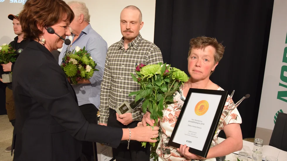 Desereé Olofsson, Lövånger, tar emot  blommor och diplom från Maria Broman, vice ordförande i Norra Skogsägarna.