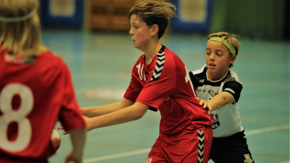 Vadstena HF:s Jacob Liljeberg dribblar sig fram mot skottläge. Clint Lindholm, nummer åtta, är passningsbar. VHF fick riktigt bra motstånd i nya tävlingen Mittolvan.