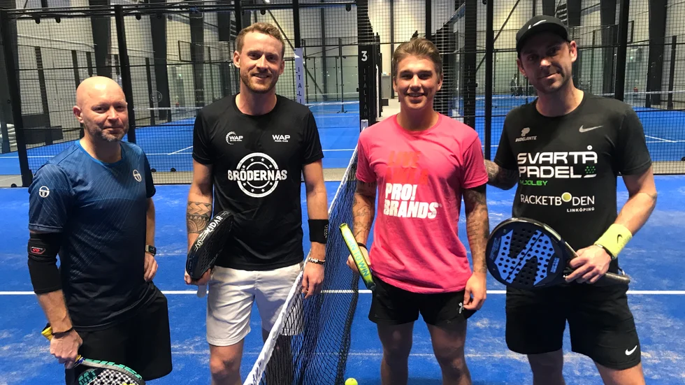 Padel. Invigningskvartetten hos We are padel i Motala. Henrik Joelsson och Christoffer Palmqvist från Norrköping spelade uppvisningsmatch mot Adam Svensson och Peter Martini från Motala/Mjölby.