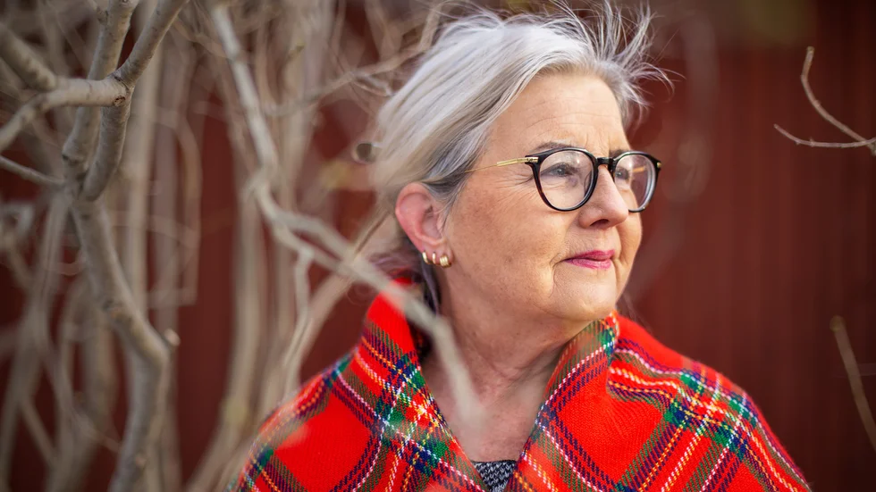 Eva Forsgren har sydsamiskt ursprung. Hon är aktiv inom Samiska föreningen och även Amnesty Sápmi. 